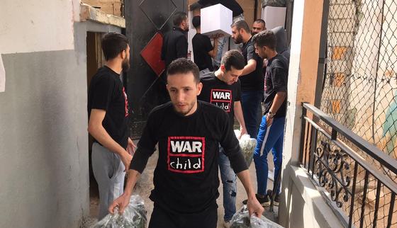 Local Lebanese youth are helping to distribute food packages to ensure basic needs_War Child_200506